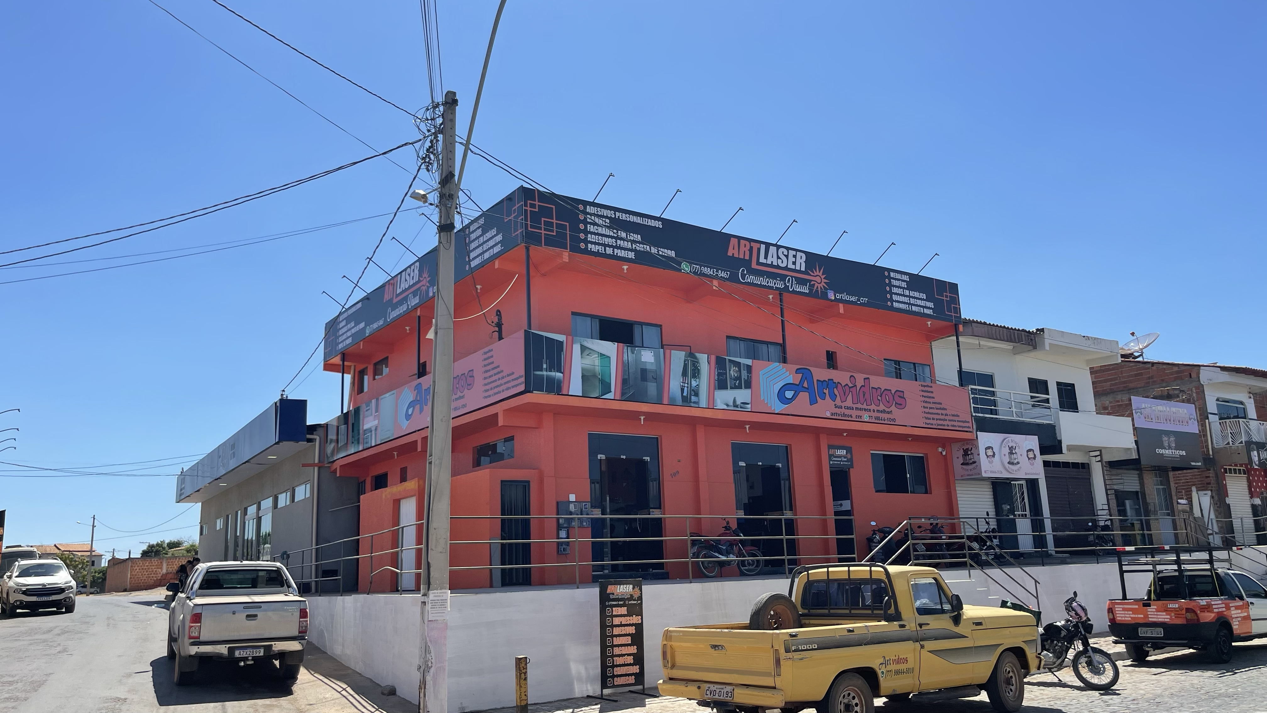 Equipe Artlaser trabalhando em projeto de comunicação visual