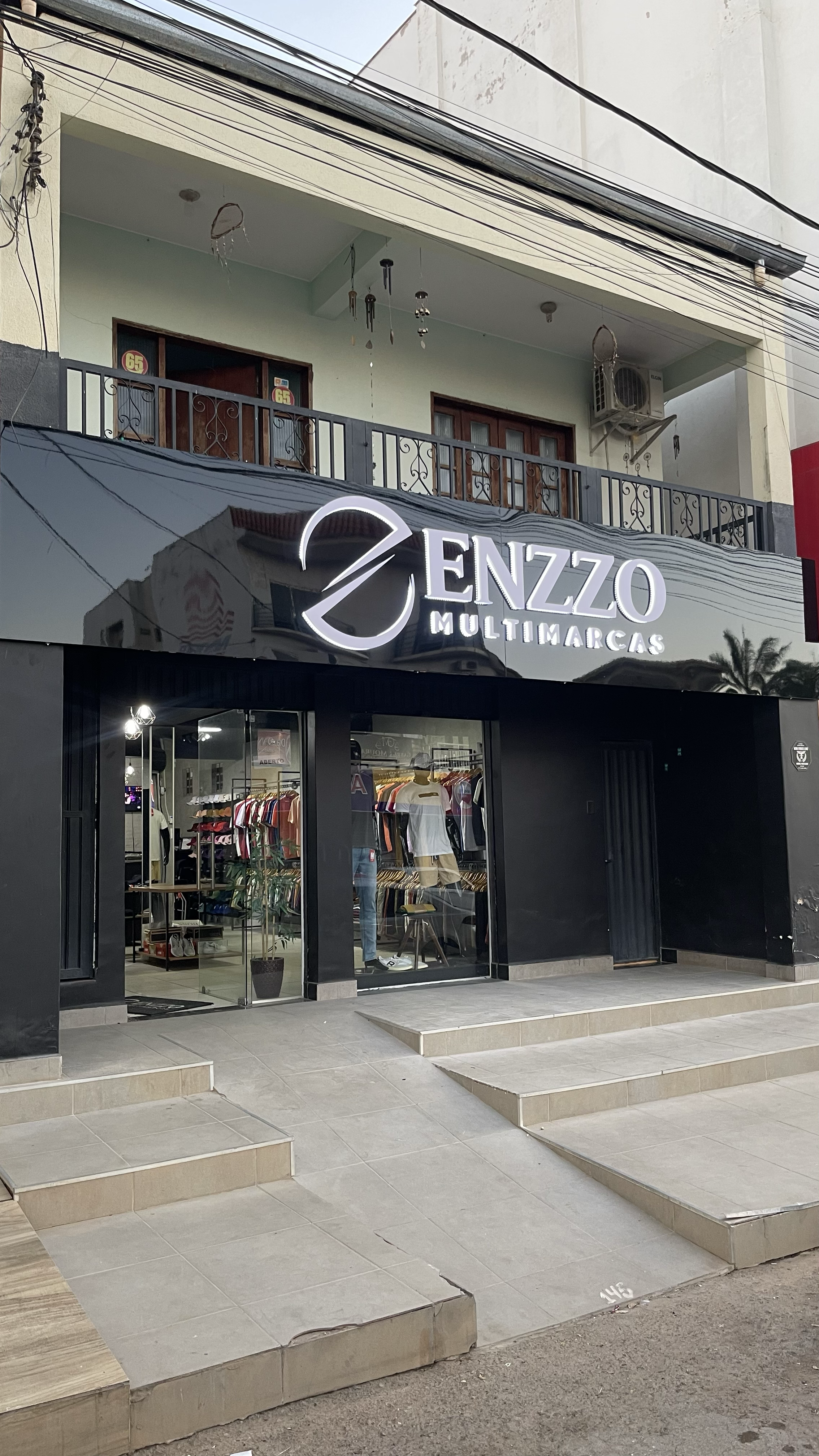 Enzo Multimarcas Fachada em ACM com Letreiro Luminoso